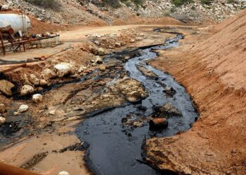 بوی نامطبوع در غرب بندرعباس، به علت تخلیه پسماند نفتی است