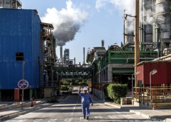 زاگرس نسبت به تغییر قیمت‌های پایه محصولات پتروشیمی در بورس کالا شفاف سازی کرد