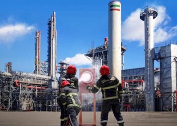 حضور آتش‌نشانان وزارت نفت در پتروشیمی بندرامام