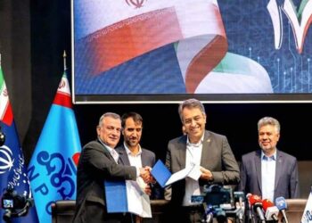 بیدبلند خلیج‌فارس با متخصصان ایرانی تفاهم نامه امضا کرد