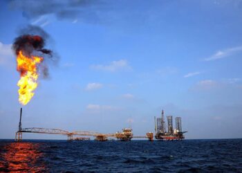 سوزاندن و حیف و میل کردن گاز‌های استحصالی از سکوی نفت فروزان