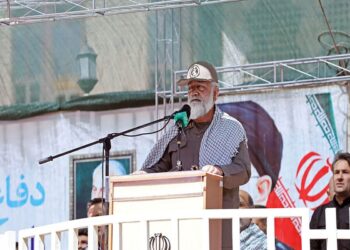 کارکنان صنعت نفت خط مقدم دفاع از اقتصاد کشور هستند