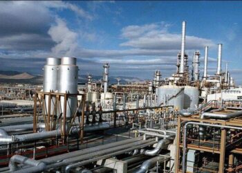 دولت سیزدهم یک گام دیگر در راستای توسعه دیپلماسی انرژی برداشت و با سفر امروز وزیر نفت به بلاروس فصل جدیدی از توسعه روابط اقتصادی در حوزه نفت، گاز و پتروشیمی باز خواهد شد