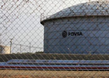 مذاکرات آمریکا و ونزوئلا برای معافیت‌های تحریم‌ نفتی ادامه دارد