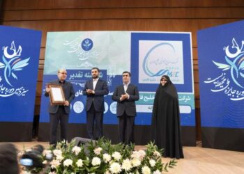 مبین انرژی خلیج‌فارس جایزه ملی محیط‌زیست گرفت