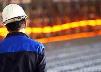 رانندگان پایانه‌های نفتی خارک مرخصی ندارند!