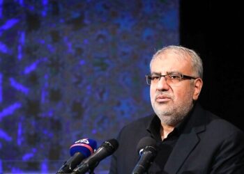 جواد اوجی، وزیر نفت در خصوص همکاری‌های نفتی ایران و بلاروس توضیح داد: در راستای توافقات سال ۱۴۰۱ رؤسای جمهور دو کشور در حاشیه اجلاس سران سازمان شانگهای در سمرقند، یک هیأت عالی رتبه نفتی طی سفر به تهران در مهر ماه سال ۱۴۰۱ و ملاقات با مقامات و مدیران ارشد وزارت نفت و سازندگان تجهیزات نفتی، مسیر جدیدی را برای همکاری‌های اقتصادی در حوزه نفت، گاز و پتروشیمی باز کرد. وی افزود: اخیراً نیز هیأت‌های نفتی بلاروسی به ایران سفر کرده و متقابلاً برخی از سفرها از سوی طرف ایرانی به بلاروس صورت گرفته است. مذاکرات خوبی بین طرفین درباره همکاری‌های تخصصی نفتی آغاز شده که باید تلاش کنیم در سفر پیش روی معاون اول رئیس جمهور به بلاروس به نتایج مطلوبی منتهی شود. اوجی با اشاره به تنها همکاری دو کشور در یک پروژه نفتی در سال ۱۳۹۱ که به دلیل فشار کشورهای غربی به نتیجه نرسید، تاکید کرد: تغییر رویکرد سیاست خارجی بلاروس و گسترش روابط با کشورهای شرقی از جمله ایران طی چند سال اخیر، بستر مهمی برای توسعه همکاری‌های دو کشور ایجاد کرده که با حضور معاون اول رئیس جمهور و هیأت همراه پس از دو دوره سفر رئیس جمهور و نخست وزیر این کشور به ایران، می‌تواند زمینه ساز تعاملات بیشتر خصوصاً در حوزه نفت و گاز و پتروشیمی باشد. وی از اعلام آمادگی ایران برای تأمین تجهیزات صنعت نفت، پتروشیمی، قطعات صنعتی و ماشین آلات شرکت‌های بلاروسی خبر داد و اظهار داشت: به صورت متقابل از سرمایه گذاری طرف بلاروسی در توسعه میادین نفتی جدید ایران و امکان فعالیت مشاوران و پیمانکاران ایرانی در اجرای طرح‌های انتقال و توزیع گاز بلاروس استقبال می‌کنیم. گفتنی است معاون اول رئیس جمهور و هیأت همراه سه شنبه ۲۵ مهرماه به بلاروس سفر می‌کنند. دیدار با رئیس جمهور، نخست وزیر و رئیس مجلس بلاروس و همچنین برگزاری جلسات گفت‌وگوهای دوجانبه میان هیأت‌های عالی دو کشور از جمله برنامه‌های سفر یک روزه معاون اول رئیس‌جمهور به این کشور است.