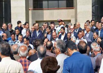 حضور معاون سرمایه انسانی وزیر نفت در جمع کارکنان نفتی اهواز برای شنیدن مطالبات