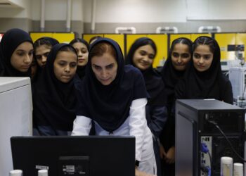 بازدید دانش‌ آموزان شهر عسلویه از شرکت آریا ساسول