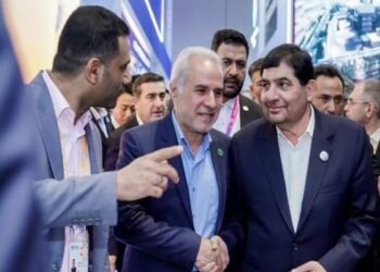 دکتر مخبر نیز از تلاش‌های مدیران و کارکنان پتروشیمی شازند برای رشد تولید و تکیه بر توان داخلی تقدیر و تشکر کرد