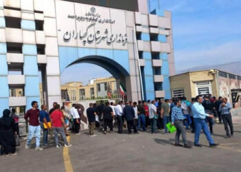 متقاضیان استخدامی پتروشیمی گچساران تجمع کردند