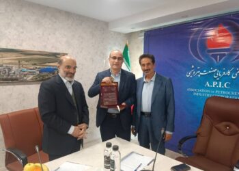 تجلیل از مدیرعامل بزرگترین آروماتیک ایران