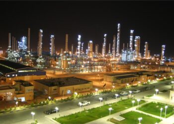 به گزارش مسیرانرژی: بر اساس این گزارش شرکت پتروشیمی نوری با عملکردی شفاف و منظم توانسته است، در راستای سیاست‌های کلان دولت محترم و تأکید شرکت صنایع پتروشیمی خلیج فارس مبنی بر ارائه ارز حاصل از صادرات در درگاه‌های قانونی ، تمامی تعهدات ارزی حاصل از صادرات خود را به چرخه اقتصادی کشور وارد نماید.