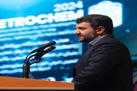 نگاه جمهوری اسلامی ایران به صنعت پتروشیمی، راهبردی است