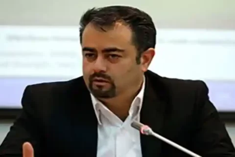 CNG مدیر تولید شرکت ملی صنایع پتروشیمی ایران با تاکید بر اینکه برنامه هلدینگ پتروفرهنگ برای ورود به پایین دست با وجود مدیران جوان و قوی فعلی شدنی است، گفت: شرکت ملی صنایع پتروشیمی ایران آماده هرگونه همکاری در این زمینه است. دکتر بیژن چگنی در حاشیه نشست بررسی ماسئل و مشکلات شرکت‌های تابعه پتروفرهنگ در دو حوزه تولید و توسعه اظهار داشت: پترو فرهنگ فارغ از اینکه یکی از هلدینگ‌های معتبر، قوی و مطرح صنعت پتروشیمی است، متعلق به جامعه فرهنگیان عزیز بوده که حق عظیمی به گردن همه مردم ایران دارند. وی عنوان کرد: در این حوزه ما هم در شرکت صنایع هلدینگ خلیج فارس که به عنوان عضو کوچکی از این مجموعه توفیق خدمت در هیئت مدیره داریم و در خدمت دوستان هستیم و به هم عنوان مدیر تولید در شرکت ملی صنایع پتروشیمی ایران هر کمکی که از ما بربیاید برای دوستان انجام می‌دهیم. چگنی با اشاره به اینکه استراتژی دوره اول توسعه پتروشیمی مبتنی بر خوراک گاز متان بود، ابراز کرد: یکی از محصولاتی که دانش فنی و تجربه آن شرکت‌های ایرانی داشتند و بازار آن نیز خوب بوده متانول بوده، اما توقف در حلقه اول متانول سبب شده است در تکان‌های قیمتی در جهان بویژه ورود چین و برخی از شرکت‌های بزرگ متانول سازی دنیا قیمت آن افت کند که در ابتدا شاید یک تهدید به نظر برسد اما وقتی که متانول قیمتش افت می‌کند بهترین مقطع برای شرکت‌هایی بوده که خوراک آنها متانول است. وی خاطرنشان کرد: در توجیه اقتصادی که تعیین می‌کند قیمت خوراک خیلی موثر است بویژه جایی که خوراک مایع است وقتی که خوراک قیمت آن پایین باشد یعنی به جای اینکه دنبال فروش متانول باشید باید دنبال تکمیل زنجیره ارزش باشیم که هر چه ارزانتر باشد به نفع بوده، یعنی خوراک در اختیار خودت است و در کشور خود و ارزان است. چگنی این را هم گفت که این باعث می‌شود سود حلقه دوم بالا رود و انشاءالله هلدینگ پتروفرهنگ با برنامه‌های که مدیران جوان و توانمند و همچنین هیئت مدیره جدید آن و مدیر عامل و مدیران عامل شرکت‌های زیر مجموعه بتوانند برای متانول برنامه ریزی کنند و شرکت لاوان با تکمیل زنجیره ارزش سود سرشماری را برای صنعت پتروشیمی با ورود در تکمیل زنجیره ارزشی گام مهمی را بردارد. وی تصریح کرد: امیدوارم شرکت پتروشیمی دنا نیز بزودی وارد مدار تولید شده و با دو شرکت سبلان و کیمیای پارس خارومیانه به کمک توسعه کشور بیایند.