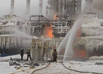 اوکراین به چندین پالایشگاه روسیه در مناطق غرب و جنوب غرب این کشور، حمله کرده و حداقل سه تاسیسات پالایش نفت خام را از کار انداخته است.