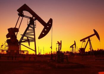 سرمایه‌های سرگردان باید به سوی صنعت نفت هدایت شوند