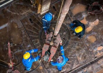 آغاز عملیات حفاری ۶ حلقه چاه در میدان نفتی یادآوران