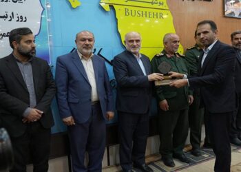 تقدیر از رییس روابط عمومی پازارگاد به عنوان چهره برتر استان بوشهر