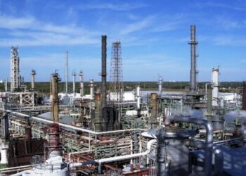 امضای قرارداد ۲.۷ میلیارد دلاری پتروشیمی‌ها برای تولید بنزین