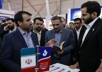 مدیرعامل شرکت ملی صنایع پتروشیمی ایران از غرفه آریاساسول بازدید کرد