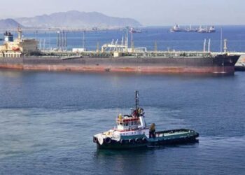 سناتور آمریکایی: واشینگتن با وجود تلاش‌های بسیار نتوانست مانع فروش نفت ایران شود