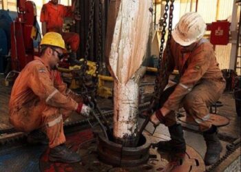 کشور تعطیل اما کارگران عملیاتی نفت مشغول کار!