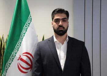 تندیس طلایی ازآن مدیرعامل مخازن سبز پتروشیمی عسلویه شد