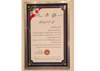 نشان سفیر مسئولیت اجتماعی به مدیرعامل پازارگاد رسید