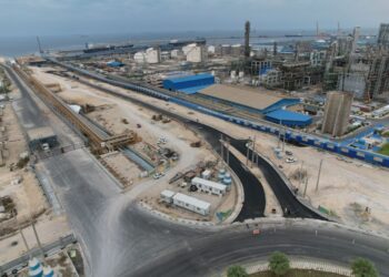 بهره‌برداری از طرح‌های جاده شرقی و ورزشگاه روستای هاله آریاساسول آغاز شد