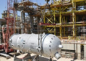 اولین راکتور سنتز متانول ایرانی در فاز ۲ پتروشیمی سبلان نصب شد