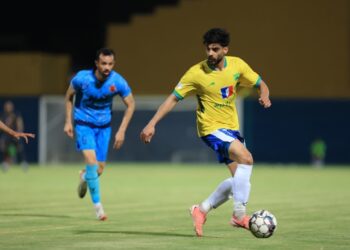 رقابت حساس تیم های فوتبال صنعت نفت آبادان و پارس جنوبی جم