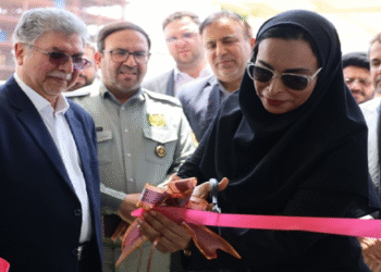 در این مراسم که با حضور مهندس مهدوی (مدیرعامل پتروشیمی بوشهر)، دکتر مرادزاده (مدیرکل حفاظت محیط زیست استان بوشهر)، بخشدار و شهردار عسلویه، رئیس اداره محیط زیست شهرستان، اعضای شورای شهر و جمعی از مسئولان محلی برگزار شد، این خانه محیط زیست رسماً افتتاح شد