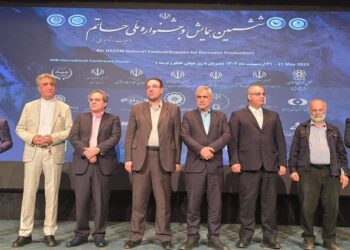 پتروشیمی مارون در جشنواره ملی حاتم نشان ویژه برند مسئولیت‌پذیر دریافت کرد