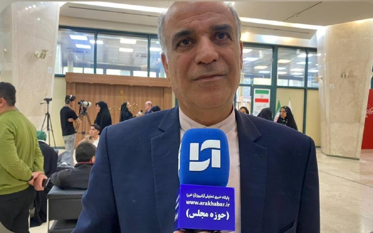 نماینده دشتی و تنگستان به پتروشیمی‌های بوشهر اولتیماتوم داد. او خواستار انتقال حساب‌های مالی و سرمایه به بانک‌های استان برای رونق اقتصادی شد.