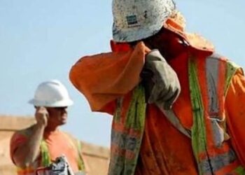 در حالی که دمای هوا در جنوب کشور به بیش از ۵۰ درجه رسیده و گرمازدگی کارگران نفت را به شدت تهدید می‌کند، این صنعت کماکان در شرایط طاقت‌فرسا باقی مانده است؛ وضعیتی که نماد بی‌توجهی به حقوق اولیه انسانی است.