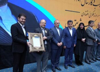 در چهارمین کنفرانس اقتصاد و مدیریت، نخستین نشان ملی مدیریت کسب و کار سال در حوزه حکمرانی اقتصادی به محمد شریعتمداری اعطا شد.
