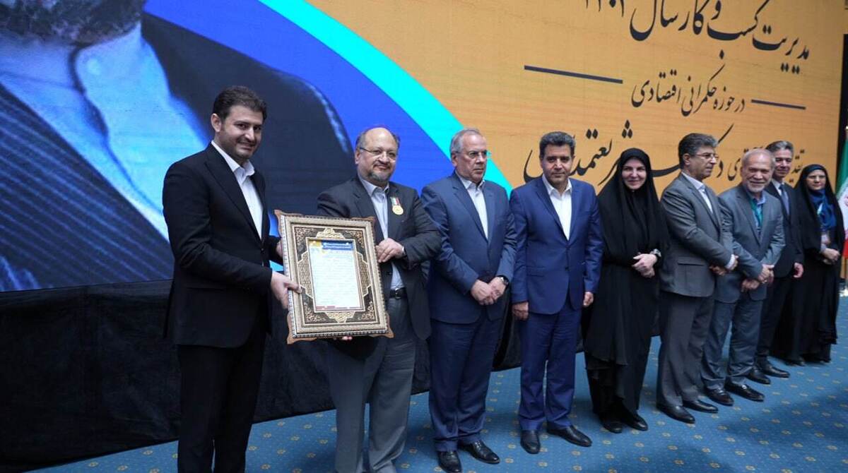 در چهارمین کنفرانس اقتصاد و مدیریت، نخستین نشان ملی مدیریت کسب و کار سال در حوزه حکمرانی اقتصادی به محمد شریعتمداری اعطا شد.