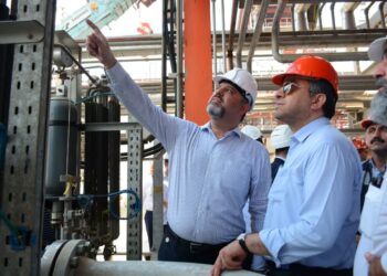 معاونان هلدینگ خلیج فارس از پتروشیمی کارون بازدید کردند