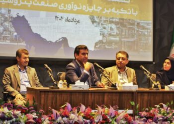 تفاهم‌نامه همکاری هلدینگ خلیج فارس و پارک فناوری نفت در همایش پتروفن امضا شد