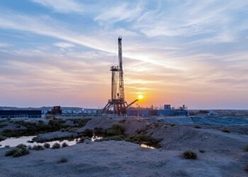 به گزارش مسیر انرژی به نقل از شرکت مهندسی و توسعه نفت، به‌منظور عمل به تعهدات زیست‌محیطی و تحقق توسعه پایدار در میدان‌های نفتی آبان و پایدار غرب و بر اساس الزامات قرارداد IPC، شرکت پیمانکار اصلی طرح (ZN Vostok) عملیات پاک‌سازی خاک‌های آلوده بر جای‌مانده از بهره‌برداری‌های گذشته (آلودگی‌های تاریخی) را آغاز کرده است.
