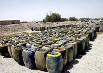 به گزارش مسیر انرژی به نقل از شانا، نگین سلیمیان| وزارت نفت در دولت چهاردهم با تغییر رویکرد از سیاست‌های سنتی عرضه‌محور به مدیریت هوشمند مصرف، مجموعه‌ای از برنامه‌های جامع را برای مهار ناترازی انرژی و مقابله با پدیده قاچاق سوخت آغاز کرد. این سیاست‌ها که از اصلاح قیمت و نوسازی ناوگان فرسوده تا توسعه زیرساخت‌های برقی‌سازی و پایش دیجیتال زنجیره سوخت را در برمی‌گیرد، تلاشی راهبردی برای حرکت به سمت کارآمدی، عدالت و پایداری در نظام توزیع انرژی کشور است.