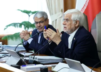 به گزارش مسیر انرژی به نقل از مهر، محمدرضا عارف در جلسه شورای عالی انرژی که وزرای نیرو و جهاد کشاورزی، معاون علمی، فناوری و اقتصاد دانش بنیان رئیس‌جمهور، سخنگوی دولت، رؤسای سازمان ملی استاندارد و برنامه و بودجه و مسئولان دستگاه‌های امر حضور داشتند، بر ضرورت بهره‌وری انرژی در بخش مصارف خانگی، وزارتخانه‌ها و دستگاه‌های اجرایی و همچنین صنعت تاکید کرد و افزود: باید دولت در بکارگیری انرژی‌های تجدیدپذیر در دستگاه‌ها و ساختمان‌های دولتی پیشگام باشد تا به عنوان الگویی برای مردم و سایر بخش‌های کشور شود.