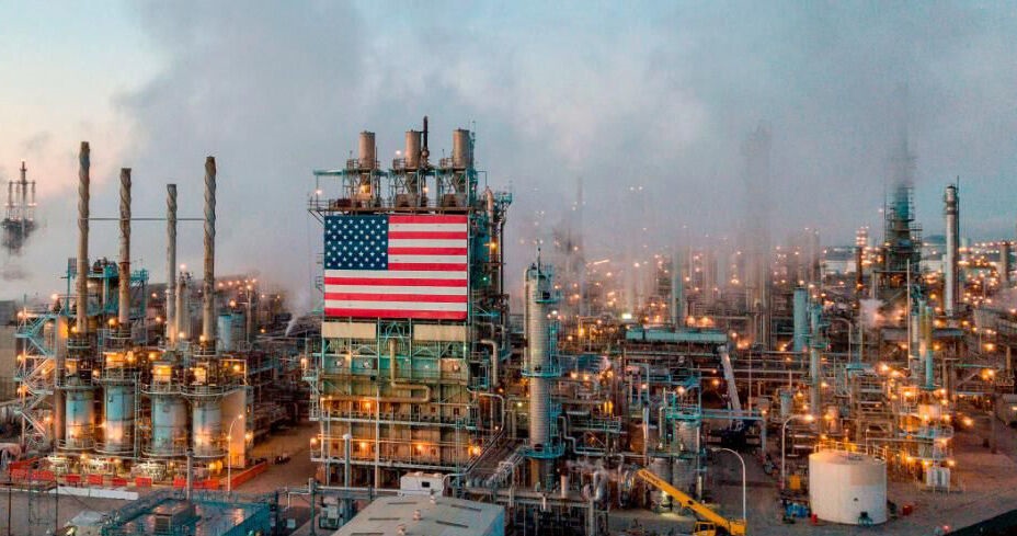 به گزارش مسیر انرژی به نقل از خبرگزاری رویترز، شرکت‌های بی‌پی انگلیس و توتال انرژی فرانسه روز دوشنبه (هفتم مهر) با تأیید اجرای دو پروژه بزرگ نفتی و گازی، تعهدهای خود را به بازار انرژی آمریکا عمیق‌تر کردند؛ اقدامی که با اهداف واشینگتن برای بهره‌برداری گسترده‌تر از منابع هیدروکربنی داخلی همسویی دارد.