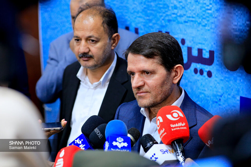 به گزارش مسیر انرژی به نقل از شانا، حسن عباس‌زاده روز (دوشنبه، ۱۷ شهریور) در جمع خبرنگاران در حاشیه نوزدهمین نمایشگاه بین‌المللی ایران‌پلاست درباره تأمین خوراک صنایع پتروشیمی اظهار کرد: صنایع پتروشیمی به توسعه میدان‌های بالادستی ورود کرده‌اند و به‌زودی نخستین قرارداد بخش خصوصی برای توسعه میدان‌های گازی، تنفیذ و فعال می‌شود.