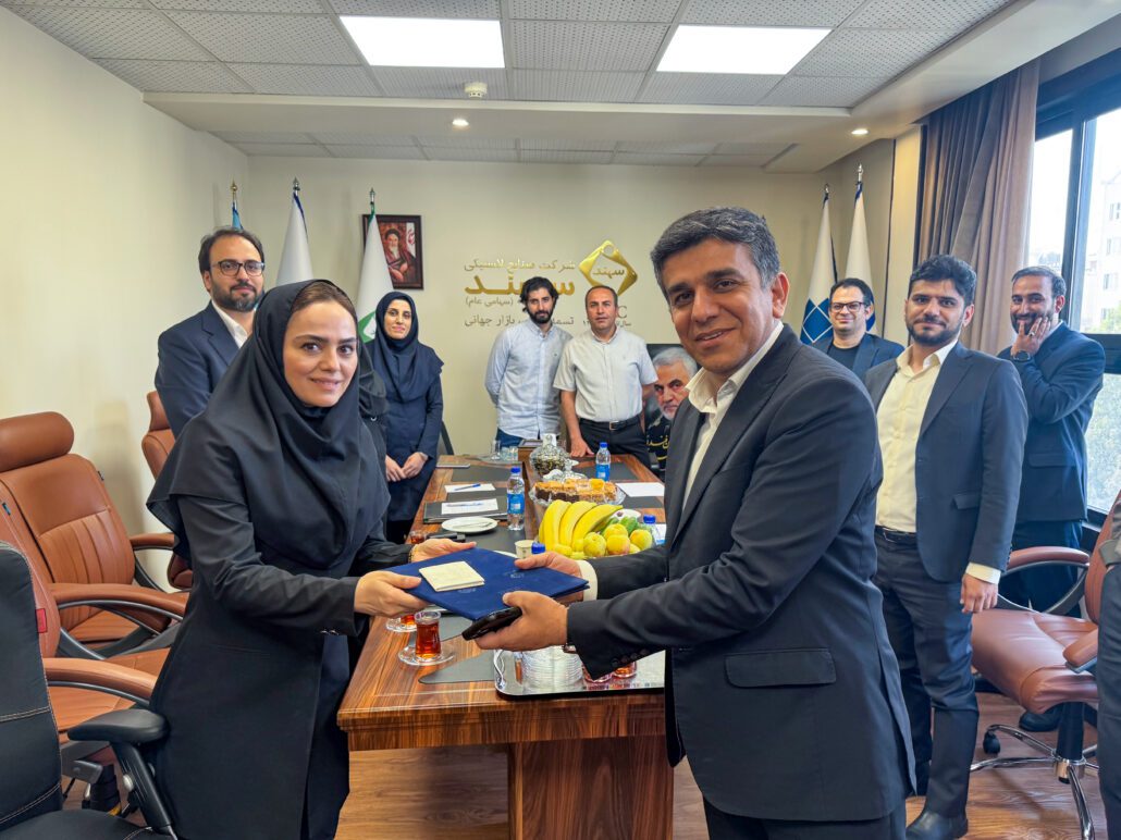 به گزارش مسیرانرژی به نقل از  روابط عمومی شرکت صنایع لاستیکی سهند، در این مراسم، اعضای هیئت‌مدیره با قدردانی از خدمات ارزشمند آقای صیادزاده در دوران مسئولیت ایشان، ابراز امیدواری کردند که با حضور آقای صداقت، مسیر رشد و موفقیت شرکت با قدرت بیشتری ادامه یابد.