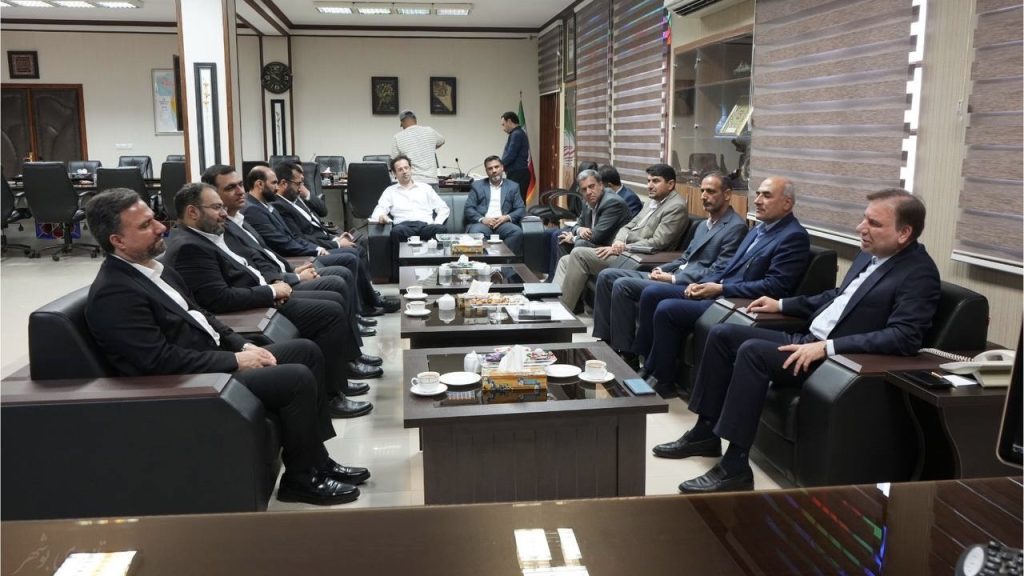 به گزارش مسیرانرژی: دکتر ارسلان زارع تصریح کرد:شرکت پازارگاد که از آن به عنوان زمینه ساز تولید و پشتیبان تولید در منطقه پارس جنوبی یاد می شود، امروز در حوزه مسولیت اجتماعی نیز توانسته ارتباط خوبی بین صنعت و جامعه محلی ایفا کند و همراهی این شرکت و سایر شرکت‌های تابعه هلدینگ خلیج فارس در انتقال آب کوثر به شهرها و روستاهای شهرستان جم نیز قابل تقدیر است.