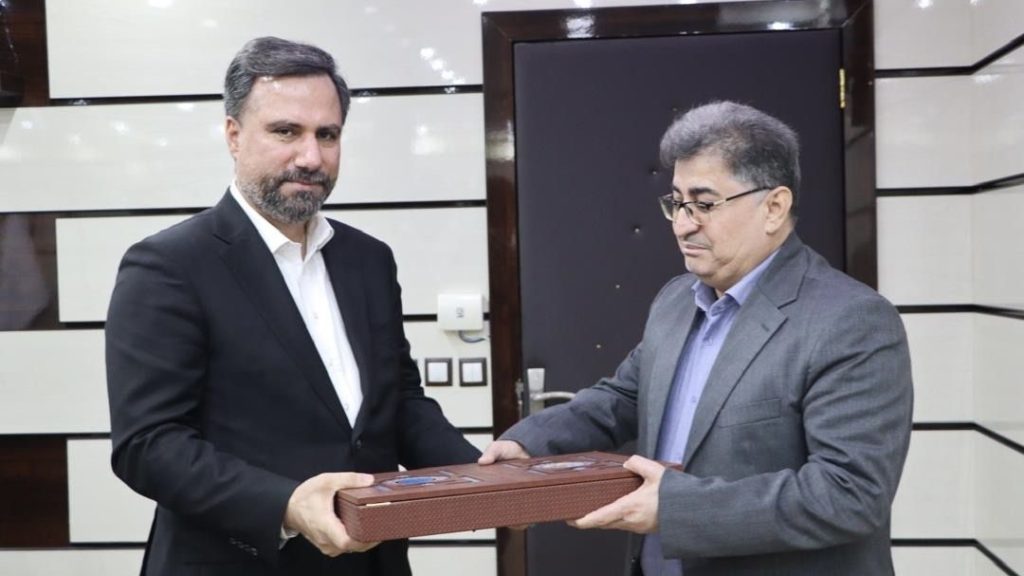 به گزارش مسیرانرژی به نقل از روابط عمومی شرکت عملیات غیرصنعتی پازارگاد، در این دیدار مدیرعامل شرکت پازارگاد با آرزوی موفقیت برای دانش‌آموزان استان بوشهر در سال تحصیلی جدید آمادگی پازارگاد و هلدینگ خلیج فارس برای حمایت از دانش‌آموزان نخبه و مستعد و معلمان توانمند اعلام کرده و گفت: دکتر شریعتمداری در رأس هلدینگ خلیج فارس، توجه ویژه ای به حوزه آموزش و پرورش دارند و این توجه بعد از تأکیدات رئیس جمهور محترم به امر آموزش دو چندان بوده و وارد فاز اجرایی و عملیاتی شده است.