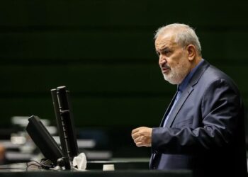 به گزارش مسیر انرژی به نقل از ایسنا: عباس علی‌آبادی، در سفری که به شهرستان‌های ورامین،پیشوا و قرچک داشت امروز پنج‌شنبه ۱۳ شهریور در بازدید از طرح‌های نیروگاهی در جمع خبرنگاران، با اشاره به وضعیت برق و آب کشور اظهار کرد: با وجود کسری منابع و ناترازی‌های موجود در سیستم، اقدامات مناسبی برای تأمین برق و آب انجام شده و پیش‌بینی می‌شود در فصل پاییز، خاموشی‌ها به حداقل برسد، به شرط آنکه واحدهای نیروگاهی به اندازه کافی گاز و آب داشته باشند.