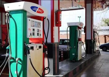 به گزارش مسیر انرژی به نقل از شرکت ملی پخش فرآورده‌های نفتی ایران، فریدون یاسمی مدیر شرکت ملی پخش فرآورده‌های نفتی منطقه تهران به همراه گروه‌های بازرسی متشکل از نمایندگان دستگاه‌های نظارتی و اجرایی از جایگاه‌های عرضه سوخت در سطح منطقه تهران بازدید کرد و گفت: این بازدیدها با هدف رسیدگی به شکایات مردمی و جلوگیری از فروش غیرمجاز مکمل در جایگاه‌های عرضه سوخت انجام شده است.